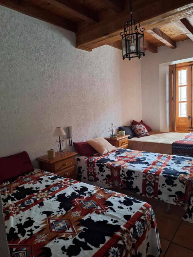 Hostal El Patio Restaurante San Bartolome de Pinares Bagian luar foto