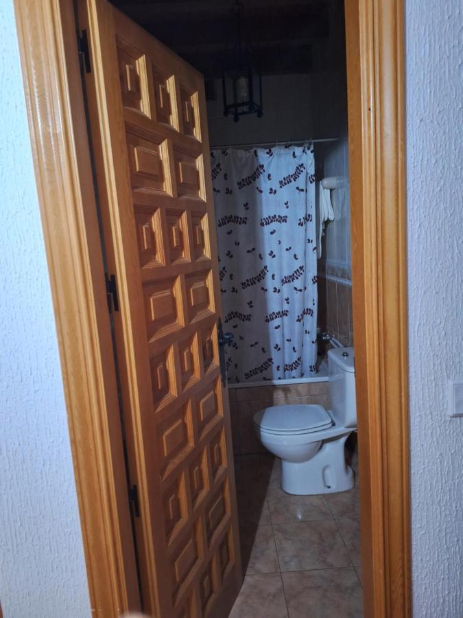 Hostal El Patio Restaurante San Bartolome de Pinares Bagian luar foto