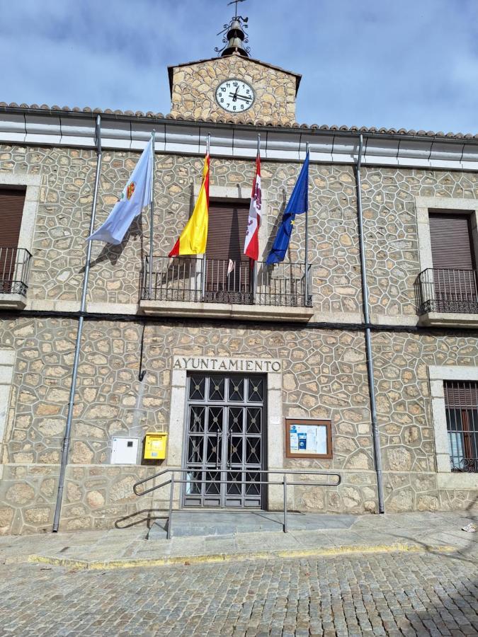 Hostal El Patio Restaurante San Bartolome de Pinares Bagian luar foto