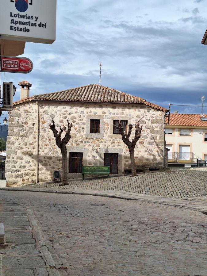 Hostal El Patio Restaurante San Bartolome de Pinares Bagian luar foto